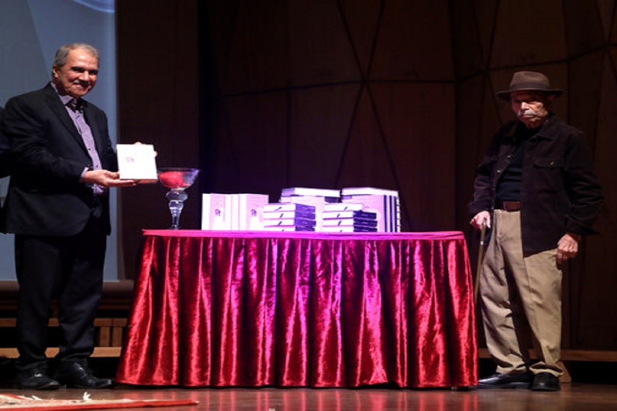 علی نصیریان در مراسم رونمایی از کتاب «چمدان تئاتر» به قلم فرهاد آییش گفت.