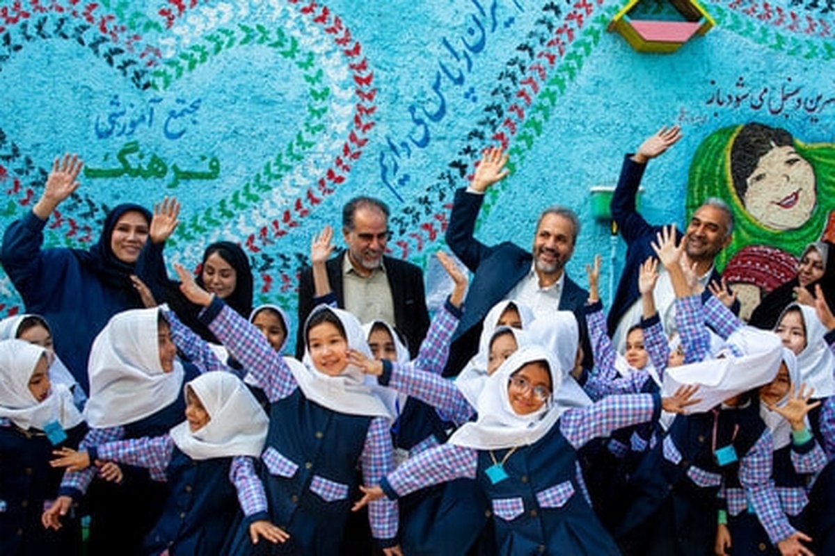 رئیس مرکز امور اتباع و مهاجرین خارجی وزارت کشور، در بازدید از چند مدرسه آموزشی کودکان اتباع، با اشاره به اینکه در سال تحصیلی ۱۴۰۴ تاکنون حدود ۳۲۰ هزار نفر از دانش‌آموزان اتباع در مدارس ثبت‌نام کرده‌اند، گفت: با هماهنگی وزارت آموزش و پرورش، برای دانش‌آموزان اتباع غیرمجازی که هنوز فرصت خروج از کشور را پیدا نکرده‌اند، فراخوان می‌دهیم تا بتوانند از فرصت تحصیل استفاده کنند.