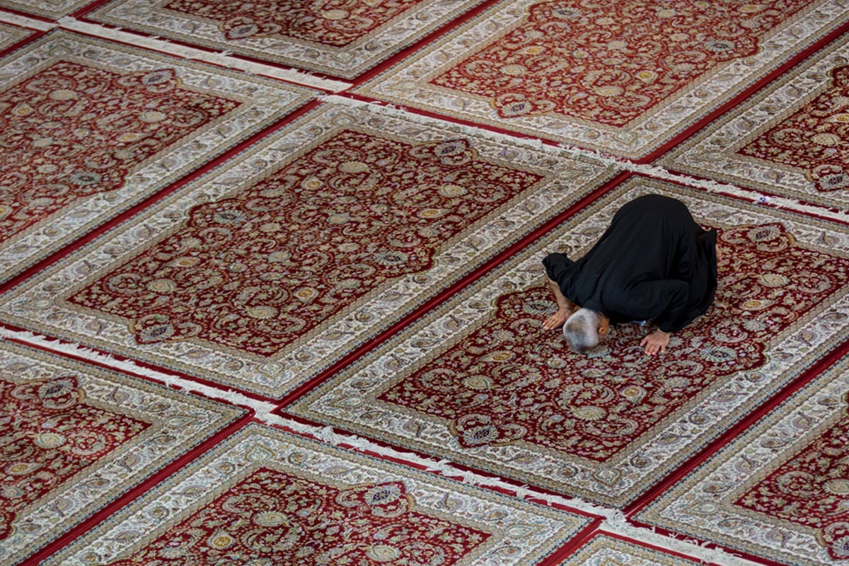 کمک به رهگذر، لبخند برای آرام کردن دل کسی، یا گذشت از خطای دیگری. گاهی همین کار‌های ساده، از ساعت‌ها دعا اثر بیشتری دارند.