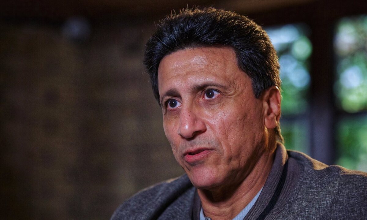 صمد مرفاوی، پیشکسوت استقلال، اعتقاد دارد که خسرو حیدری در حد و اندازه کادر فنی کنونی استقلال نیست و از دانش کافی بهره نمی‌برد.