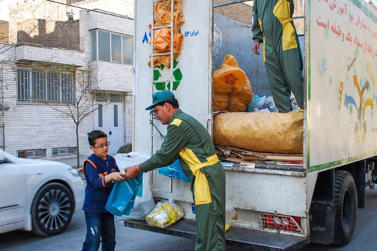 مدیرکل هماهنگی و نظارت بر خدمات شهری شهرداری مشهد، گفت: باوجود حجم بالای تولید زباله، مشهد از نظر مدیریت، تفکیک و جمع‌آوری مکانیزه پسماند، در میان کلانشهر‌های کشور جزو شهر‌های پیشرو محسوب می‌شود و طی سال‌های اخیر، با توسعه زیرساخت‌ها، استقرار سامانه‌های هوشمند و اجرای طرح‌های فرهنگی، تلاش شده است که میزان زباله دفنی کاهش و بازیافت پسماند افزایش یابد.