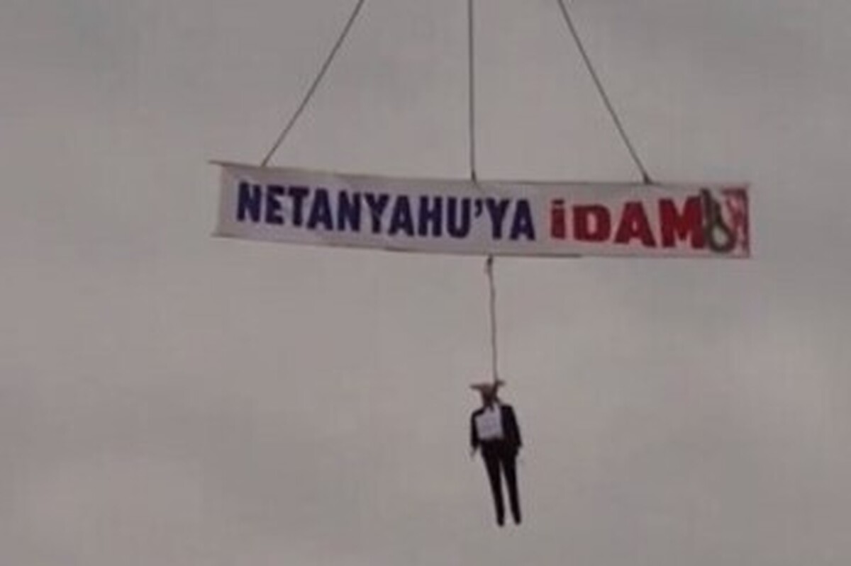 تابلویی با نوشته «اعدام برای نتانیاهو» روی یک جرثقیل در یک کارگاه ساختمانی در شهر ترابزون ترکیه به نمایش در آمد.