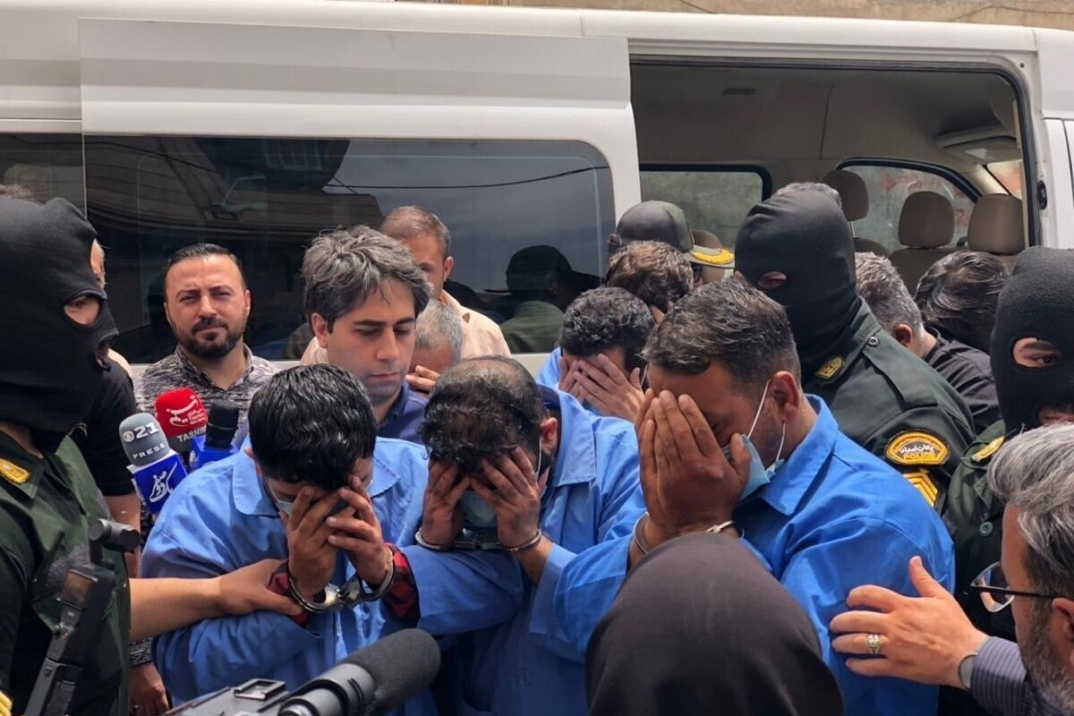 اخیرا چند نفر از اراذل و اوباش در اقدامی وحشیانه با استفاده از سلاح سرد در یکی از خیابان های جنوب تهران به مردم حمله ور شده اند، در این حمله اوباش حتی با استفاده از خودروی پژو هم تلاش کردند که مردم را زیر بگیرند که باعث خسارات مالی و جسمی گردیده است.