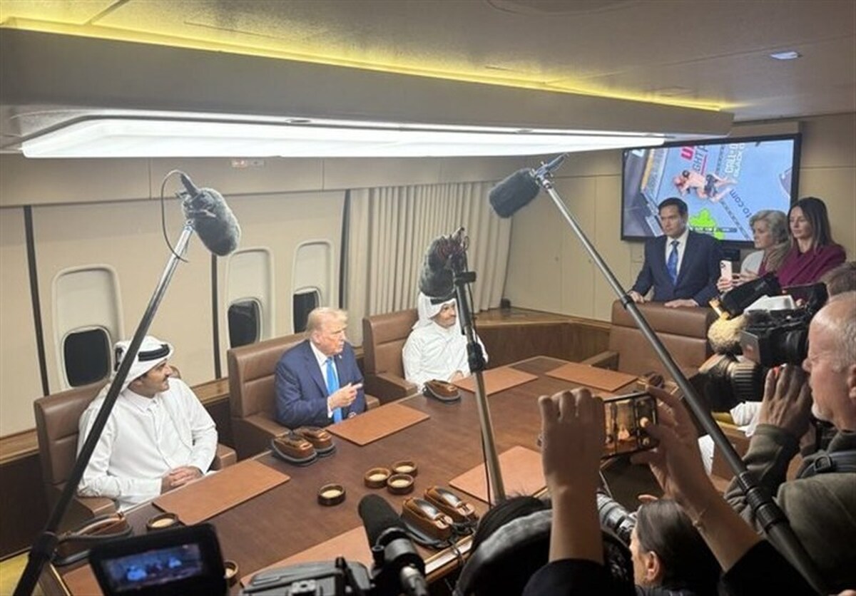 رئیس‌جمهور آمریکا شنبه شب در توقفی کوتاه در دوحه پیش از سفر به مالزی، با امیر قطر دیدار کرد.