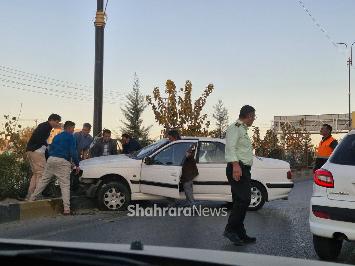 بی احتیاطی رانندگان در بولوار وکیل‌آباد مشهد حادثه آفرید.
