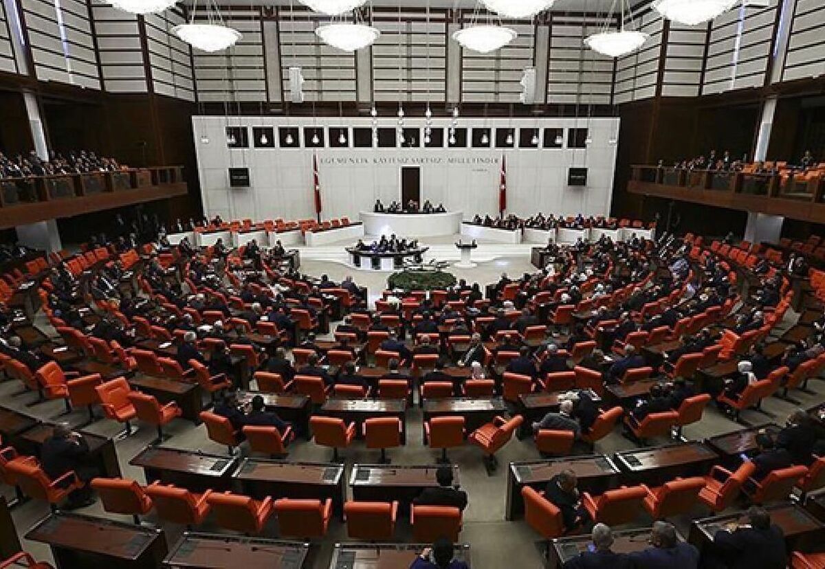 ویدئویی از زد و خورد نمایندگان در پارلمان ترکیه را ببینید.