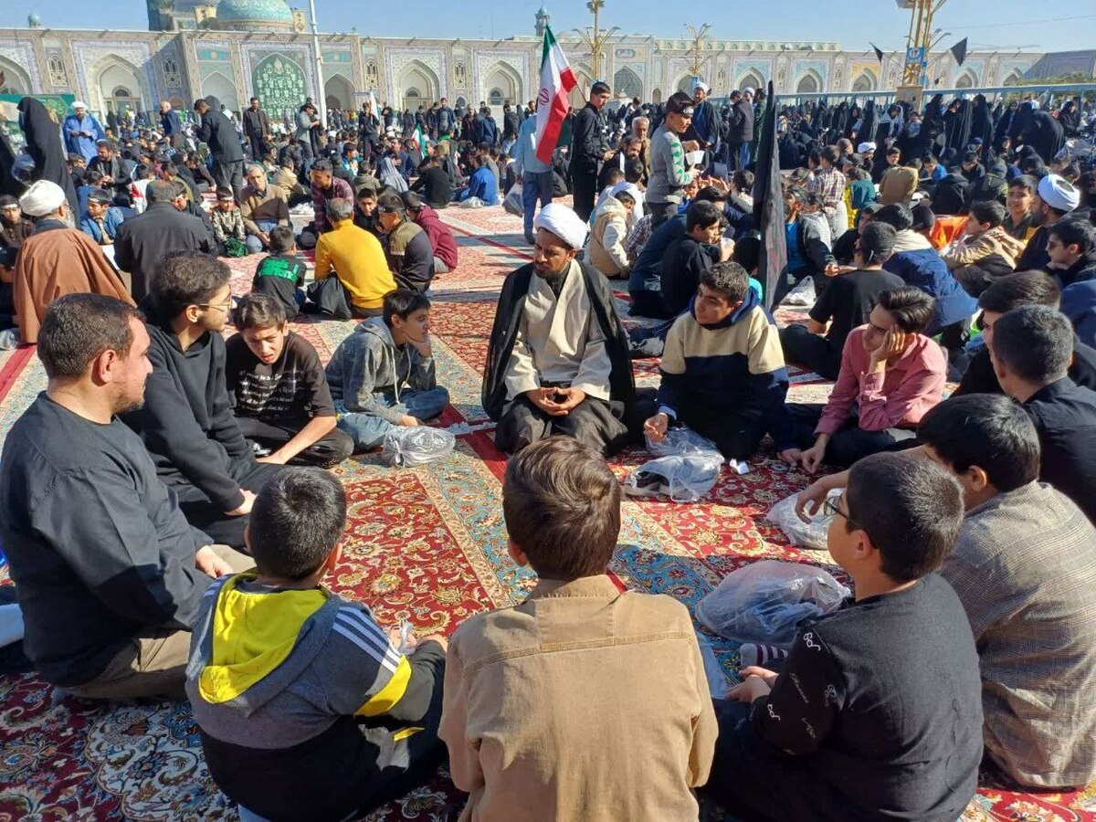 بیش از ۳ هزار نوجوان بسیجی در قالب ۲۰۰ گروه تربیتی حلقه‌های صالحین در حرم مطهر رضوی گردهم آمدند.