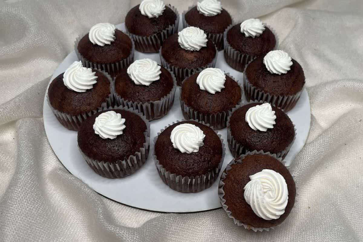 دستور پخت کاپ‌کیک شکلاتی در منزل برای چاشت دانش‌آموزان + فیلم