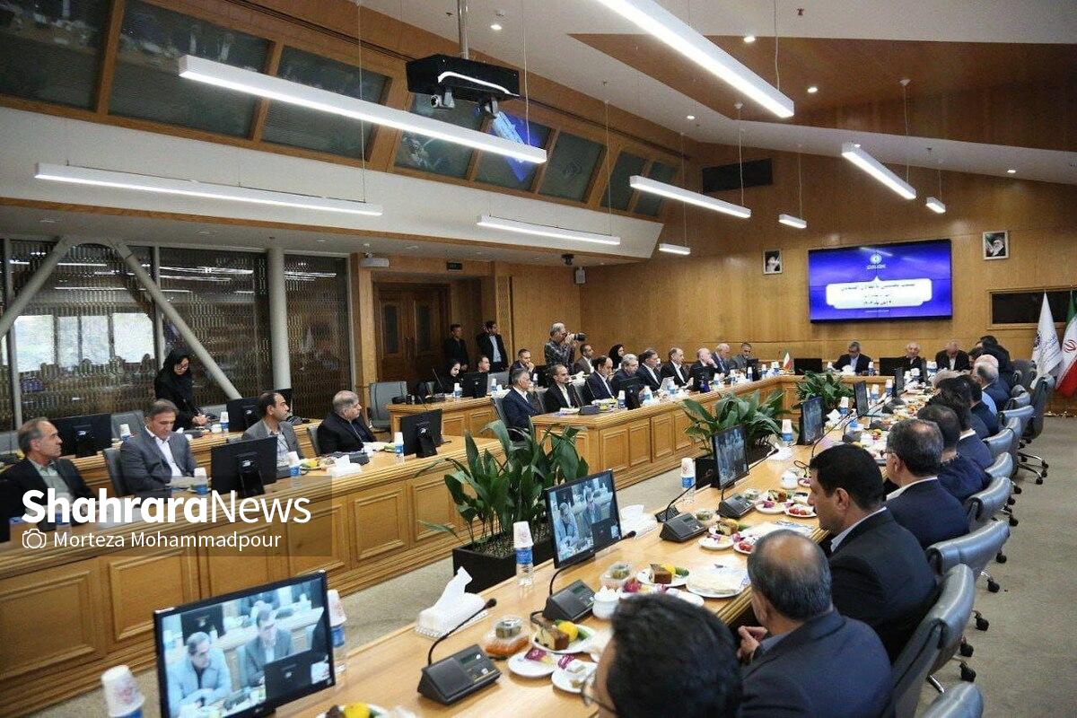 رئیس خانه صنعت، معدن و تجارت خراسان رضوی، در هفدهمین نشست «یکشنبه‌های اقتصادی» استاندار خراسان رضوی گفت: این یک واقعیت است که ما ممکن است تا یکی‌دو ماه دیگر، با مشکل جدی در سطح بازار مواجه شویم. دیگر حتی بحث گرانی هم نیست، بلکه بحث کمبود است.