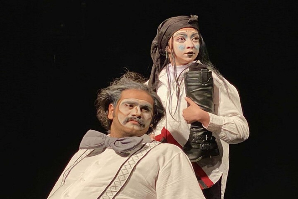 نمایش «خط چشم» به‌کارگردانی نازنین سالاری‌فر، با روایتی روان‌کاوانه از راز‌های خانوادگی، پس از موفقیت در جشنواره اردیبهشت دامغان، در پردیس تئاتر مستقل مشهد روی صحنه رفت.