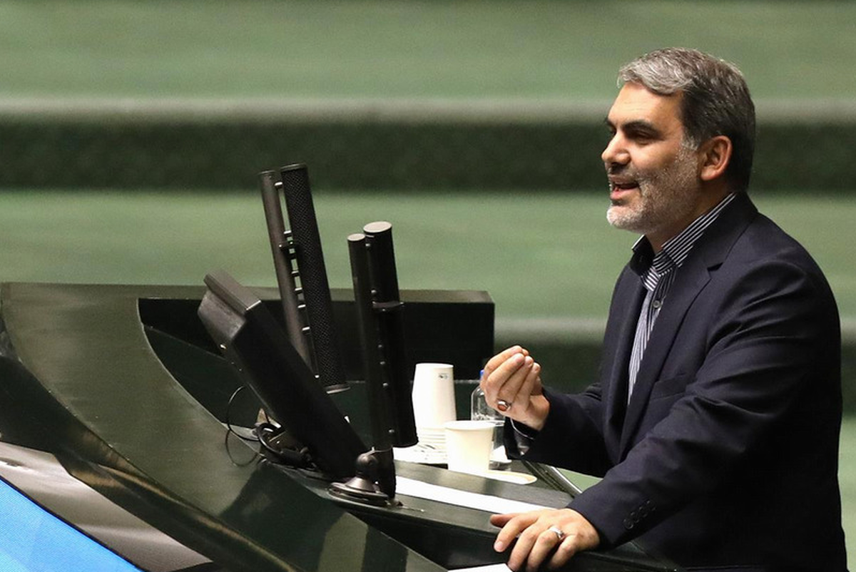 عضو کمیسیون برنامه، بودجه و محاسبات مجلس شورای اسلامی، با انتقاد از تغییر مکرر سیاست‌های ارزی و ناهماهنگی در توزیع نهاده‌های دامی، گفت: تصمیمات غیرکارشناسی بانک مرکزی و وزارت صمت موجب بلاتکلیفی فعالان اقتصادی شده و وزارت جهاد کشاورزی نیز از موضوع نهاده‌های دامی به‌عنوان ابزاری برای توجیه عملکرد خود استفاده می‌کند.