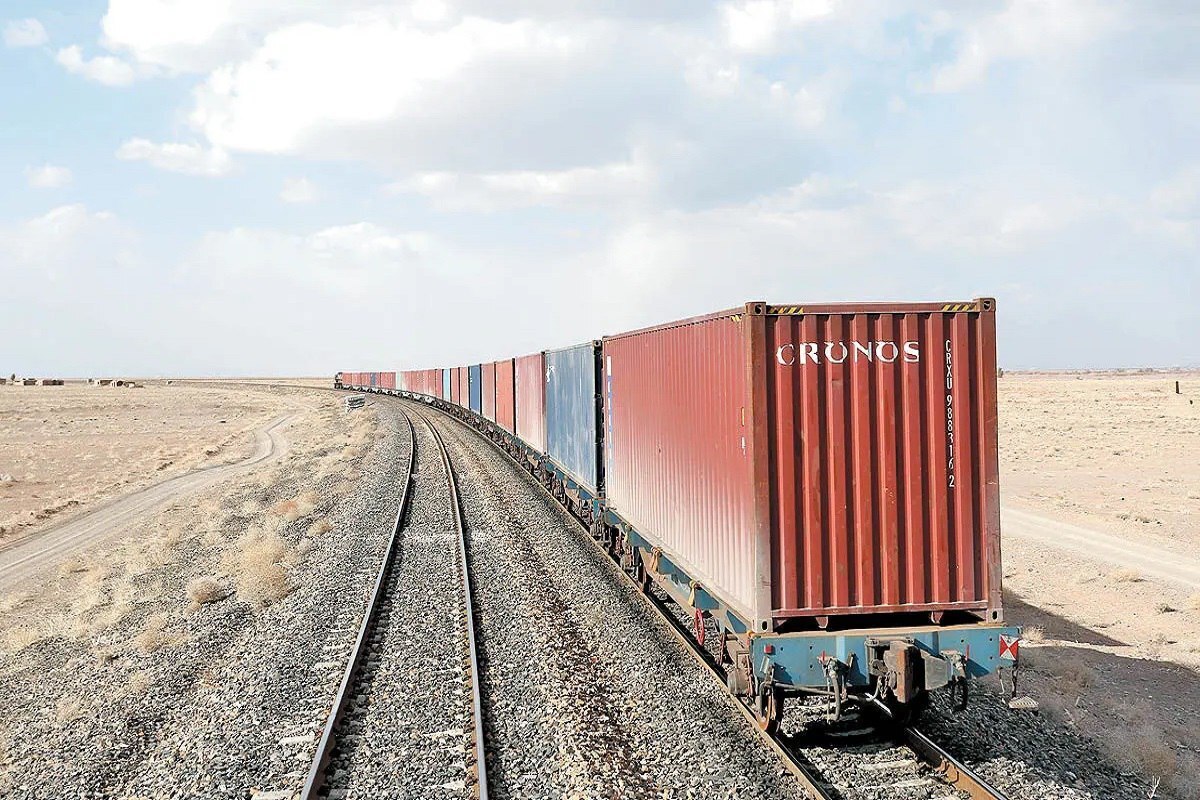 از سال ۱۳۸۱ تا امروز، یکی از بزرگ‌ترین ایستگاه‌ها در مسیر تجارت ریلی شرق کشور، گرفتار لجاجت سازمان گمرکات کشور شده و به دلایل واهی، حدود ۵۰ هزار مترمربع انبار و بارانداز بلااستفاده رها شده بود. سرانجام امروز و در جریان یک جلسه جنجالی، تأکید استاندار خراسان رضوی گره از یک چالش ۲۳ساله گشود.