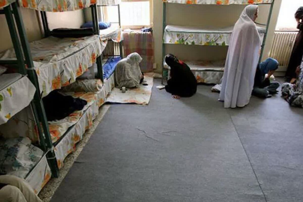 زنانی که در حاشیه زیسته‌اند، از حمایت‌های اجتماعی بازمانده‌اند و درنهایت قربانی ساختار‌هایی شده‌اند که راهی جز بزه برایشان نگذاشته است.