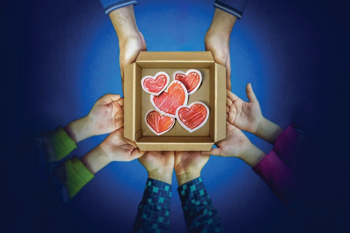 هیچ خانواده‌ای از خطا و سوءتفاهم مصون نیست. آنچه یک خانواده را زنده نگاه می‌دارد، توانایی آن در زدودن کدورت‌ها با غبارروب محبت است.