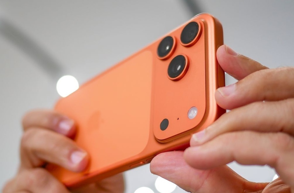 رئیس کمیسیون تخصصی موبایل و لوازم جانبی اتاق اصناف ایران، از افزایش گوشی‌های قاچاق آیفون ۱۷ در بازار خبر داد و گفت: اختلاف هزینه رجیستری مسافری و تجاری، زمینه‌ساز سوءاستفاده‌های گسترده در بازار شده است؛ به‌زودی سامانه همتا و گمرک برای اصلاح روند رجیستری جلسه برگزار می‌کنند.