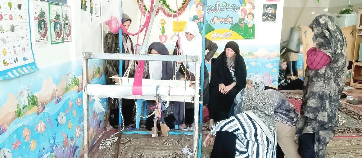 یکی از زنان توانمند روستایی در ۵۷ سالگی مشغول آموزش و انتقال میراث مادرش به دختران و زنان جوان روستایی است.