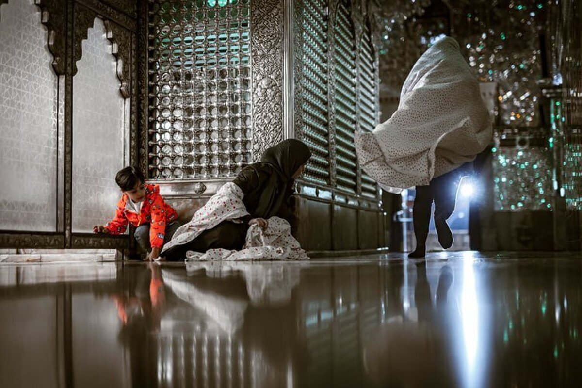 محمدجواد موحد کارگردان فیلم کوتاه «محافظ» در سالگرد حادثه تروریستی شاهچراغ درباره ویژگی‌های مضمونی این فیلم گفت و یادآور شد که تلاش کرده تصویری انسانی از شهدای این اتفاق روایت کند.