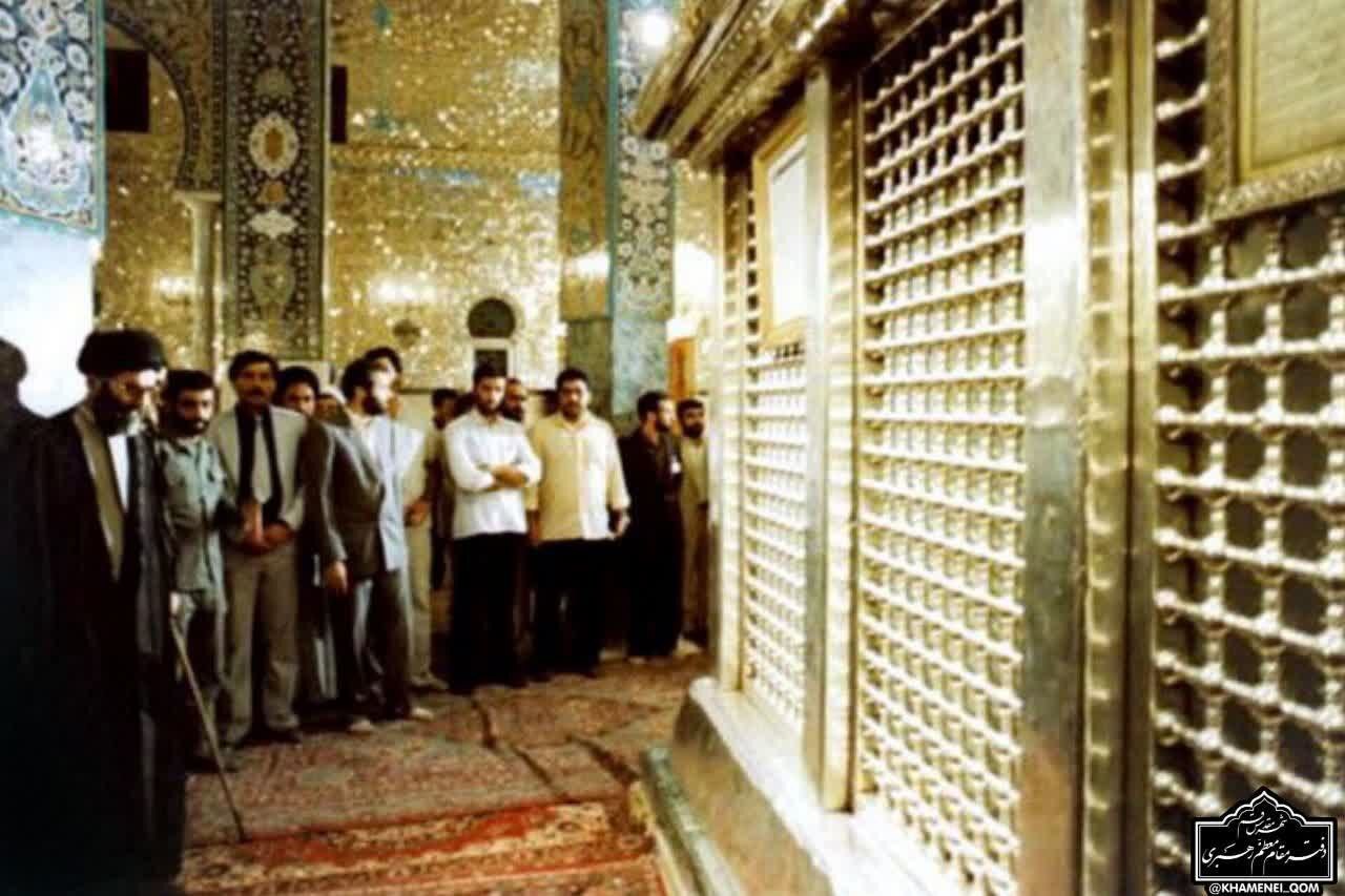 تصویری از تشرف آیت الله خامنه‌ای به حرم حضرت زینب (س) در سال ۶۳