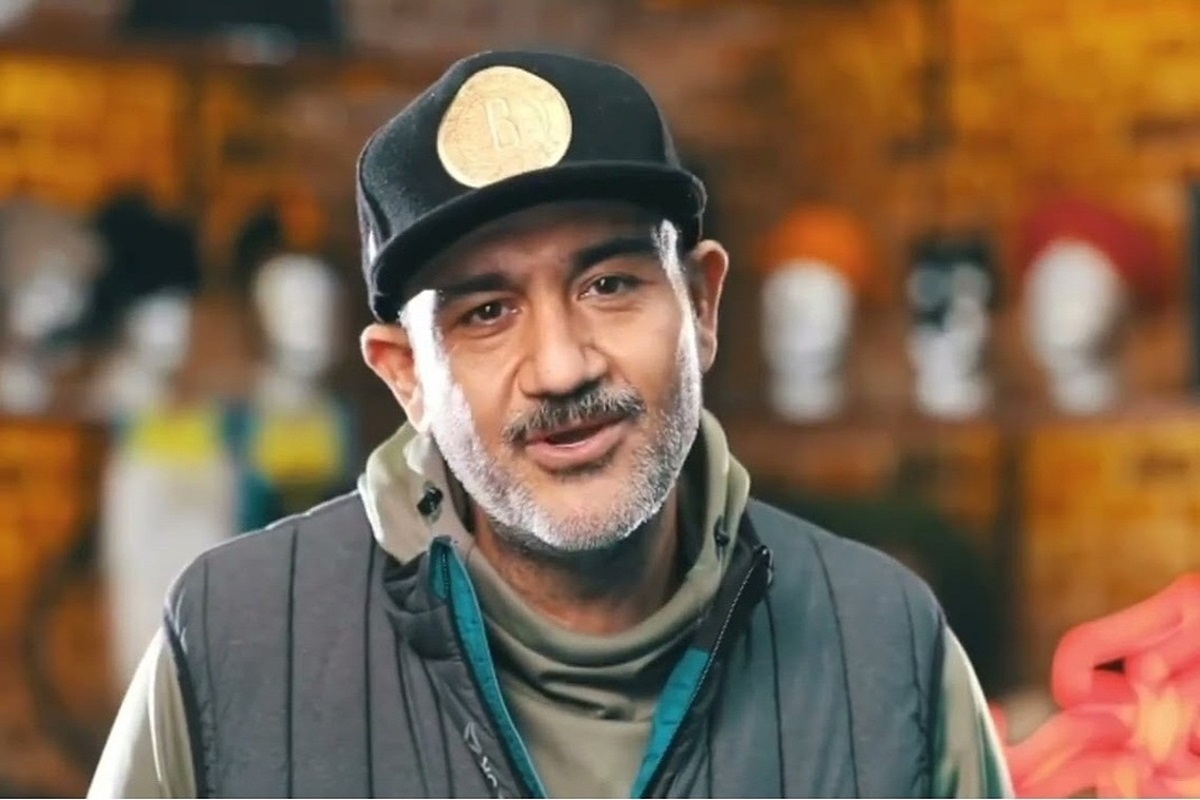 مهران غفوریان، بازیگر سینما و تلویزیون از بالای دکور برنامه «شفرونی» که در شبکه نمایش خانگی پخش می‌شود، به پایین افتاد.