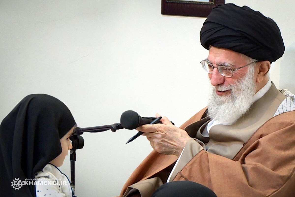 دقایقی جذاب از دیدار‌های متعدد خانواده‌ی معزز شهدای مدافع حرم با رهبر معظم انقلاب اسلامی را در مستند «لشکر زینبی» مشاهده کنید.