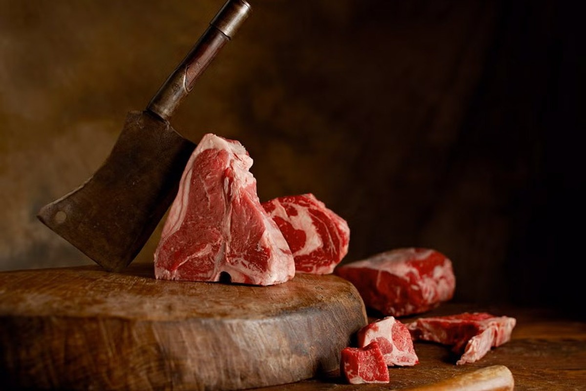 مدیرکل امور عشایر خراسان رضوی با اشاره به نقش مهم عشایر در تأمین دام و تولید گوشت قرمز استان گفت: استان خراسان رضوی دارای ۸ هزار و ۲۰۰ خانوار عشایری با جمعیت بیش از ۳۴ هزار نفر است و این جامعه تولیدکننده، سالانه بیش از ۱۳.۵ درصد گوشت قرمز استان را تأمین می‌کند.