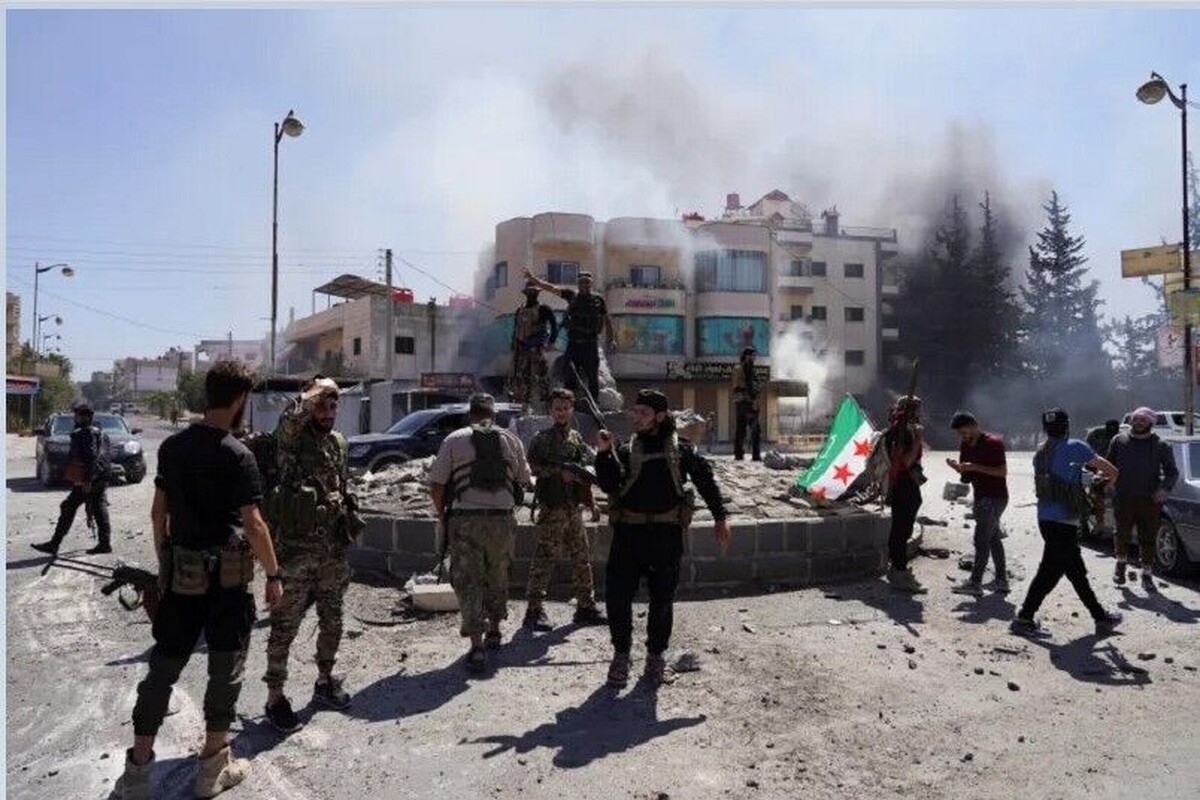 منابع محلی در شمال سوریه از وقوع درگیری‌های خونین میان گروه‌های مسلح وابسته به دولت موقت در حومه حلب و درگیری دیگری میان نیروهای «قسد» و عناصر وابسته به جولانی در شرق سوریه خبر دادند.