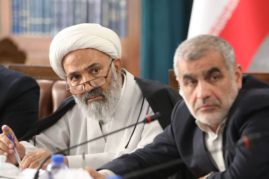 تأکید شهردار مشهد بر تسریع بر اجرای مصوبات مرتبط با خدمترسانی به زائران و مجاوران تأکید شهردار مشهد بر تسریع بر اجرای مصوبات مرتبط با خدمترسانی به زائران و مجاوران