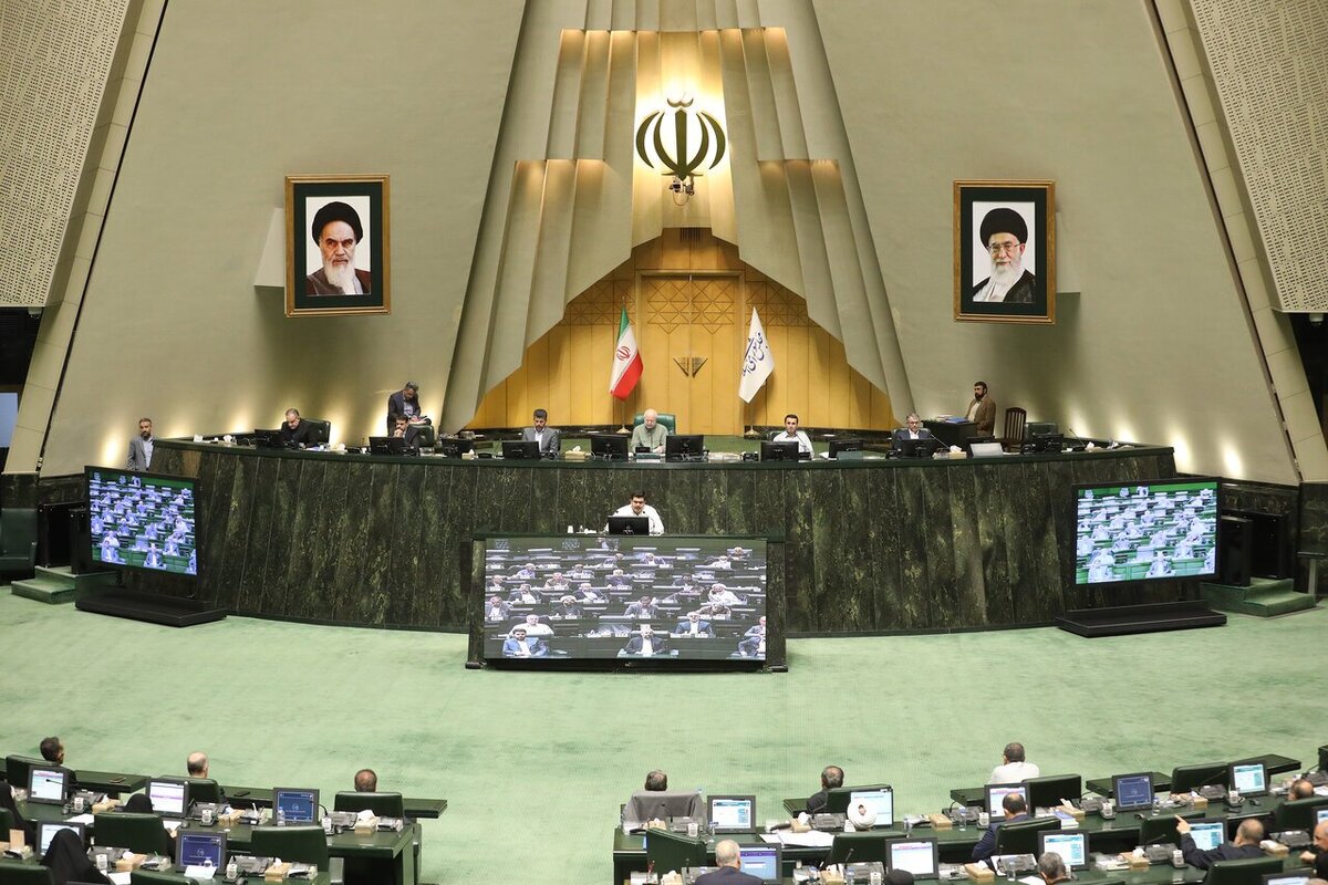 بررسی گزارش رئیس سازمان برنامه و بودجه کشور، وزیر تعاون، کار و رفاه اجتماعی و وزیر جهادکشاورزی درخصوص نحوه رسیدگی به امور معیشتی خانوارهای کم‌درآمد و نظام دهک‌بندی در دستورکار جلسه علنی امروز نمایندگان مجلس شورای اسلامی قرار دارد.