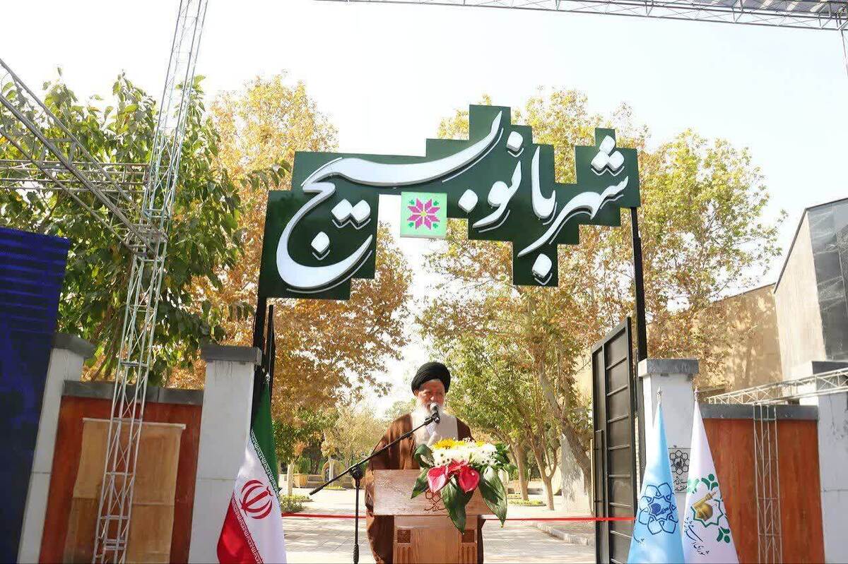 نماینده ولی فقیه در خراسان رضوی گفت: متأسفانه امروز در کشور‌هایی که ادعای پیشرفت دارند و خود را قافله‌سالار تعالی انسانی می‌دانند، همچنان این ظلم و نگاه جنسیتی نسبت‌به زن انجام می‌گیرد؛ درحالی‌که در تعالیم و معارف اسلام، زن در کنار مرد قرار گرفته است و دو قهرمان زن و انسان‌ساز آن یعنی حضرت فاطمه زهرا(س) و حضرت زینب(س) این بینش جنسیتی را به بینش هویتی تبدیل کردند.