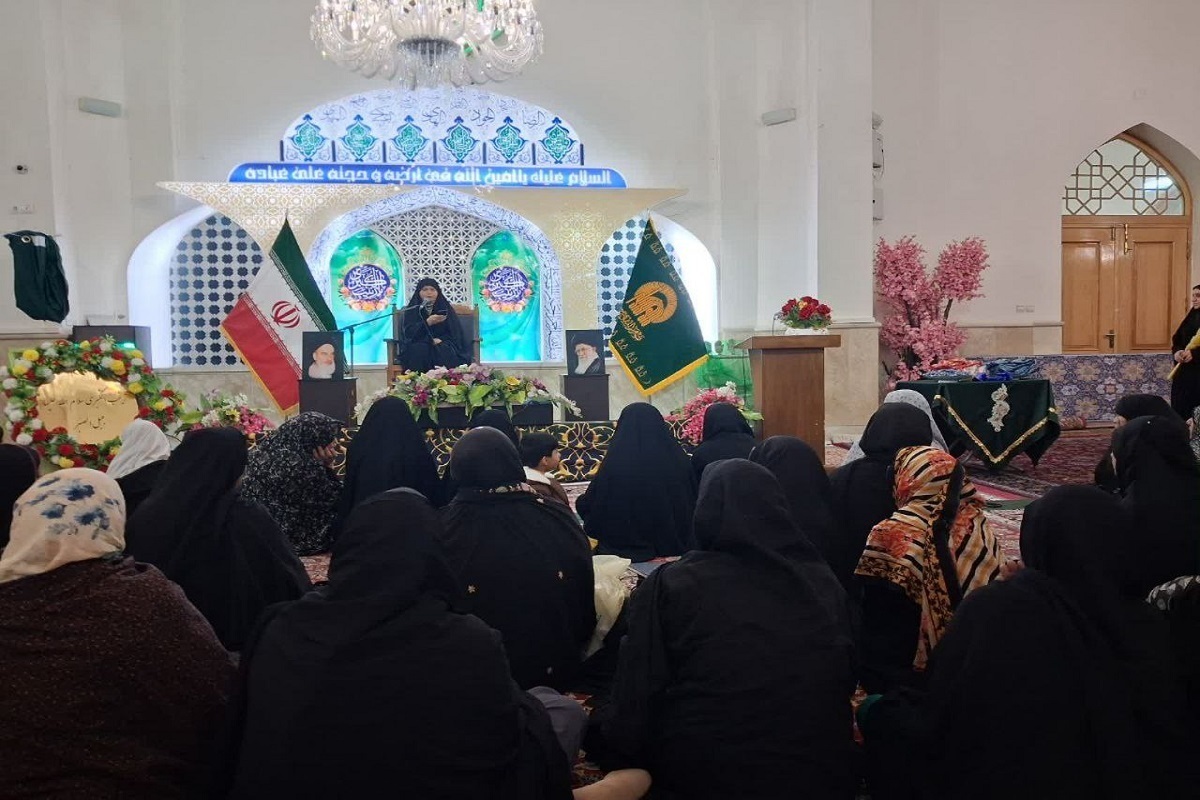 به مناسبت سالروز میلاد باسعادت حضرت زینب (س)، امروز (۶ آبان ۱۴۰۴) ویژه‌برنامه‌ای با عنوان «عقیله بنی‌هاشم» با حضور بانوان اردوزبان زائر و مجاور، در رواق غدیر حرم مطهر رضوی برگزار شد.