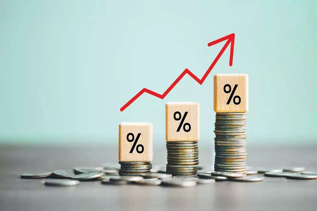 مطابق اعلام مرکز آمار ایران، تورم نقطه به نقطه خانوار‌های کشور در مهرماه امسال ۴۸.۶ درصد بوده است؛ یعنی خانوار‌های کشور به طور میانگین، ۴۸.۶ درصد بیشتر از مهر ماه ۱۴۰۳ برای خرید یک «مجموعه کالا‌ها و خدمات یکسان» هزینه کرده‌اند. تورم نقطه به نقطه مهر ماه ۱۴۰۴ در مقایسه با ماه قبل، ۳.۳ واحد درصد افزایش داشته است.