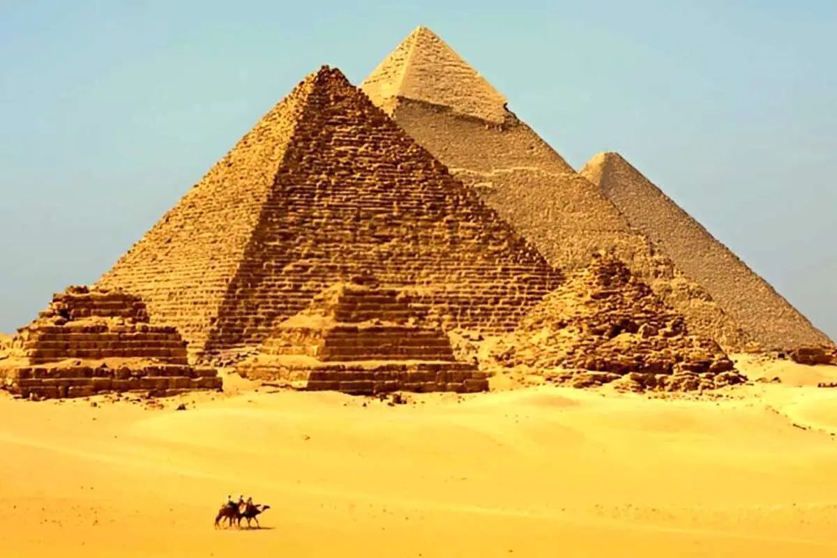 ویدئویی از داخل اهرام ثلاثه مصر از نمایی متفاوت را مشاهده می‌کنید.