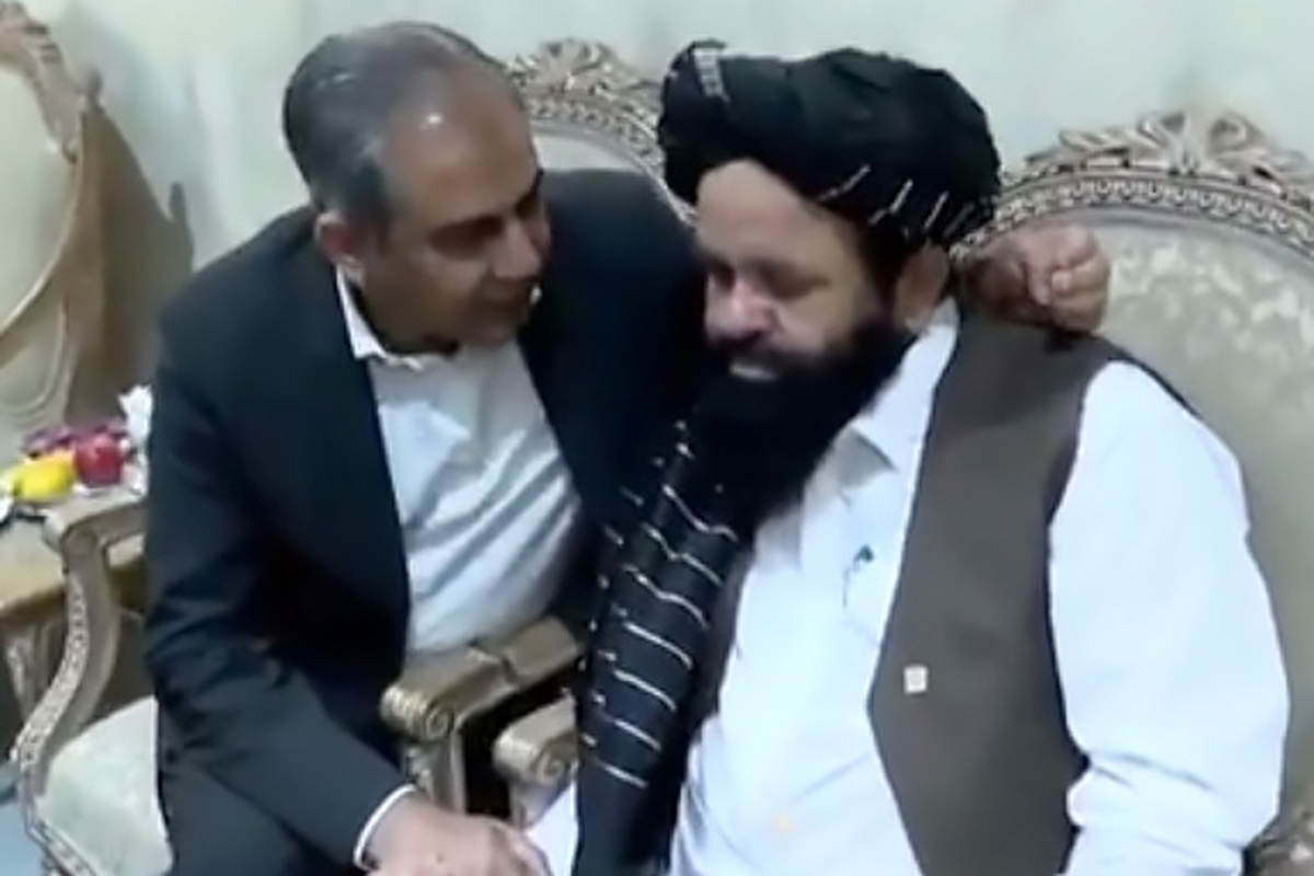 وزیر کشور پاکستان در حاشیه اجلاس اکو در تهران با مقام عالی طالبان که برای شرکت در اجلاس وزرای کشور اکو به تهران آمده آشتی کرد.این درحالی است که امروز دور دوم مذاکرات صلح میان طالبان و پاکستان که به میزبانی ترکیه برگزار شد بدون نتیجه پایان یافت.