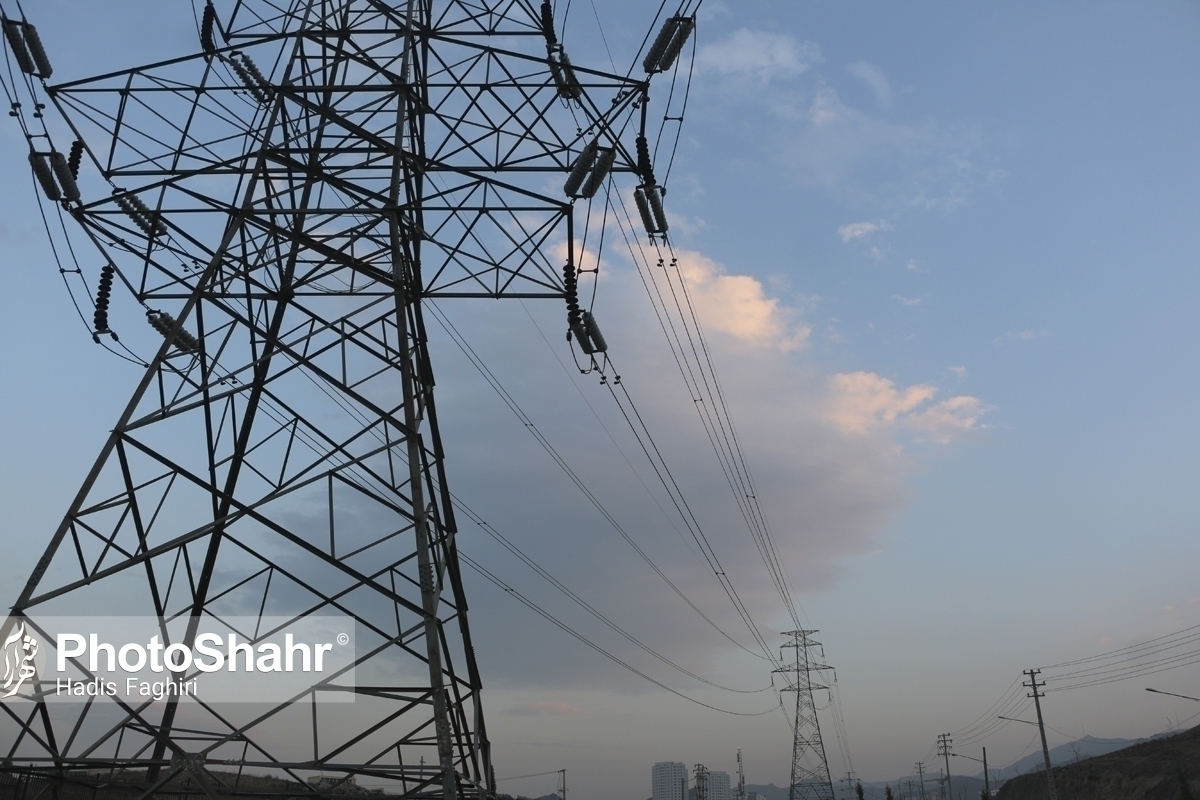 صادرات برق ایران به افغانستان و پاکستان پس از کاهش نیاز‌های داخلی از سر گرفته شده و حدود ۱۵۰ مگاوات برآورد می‌شود، در حالی که واردات از ارمنستان و ترکمنستان به حدود ۴۵۰ مگاوات می‌رسد.