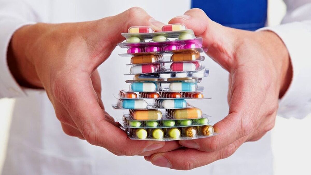 میانگین اقلام داروی تجویزشده در ایران حدود ۴.۳ قلم در هر نسخه است. درحالی‌که استاندارد این عدد به گفته کارشناسان حوزه سلامت زیر ۲ قلم دارو است.