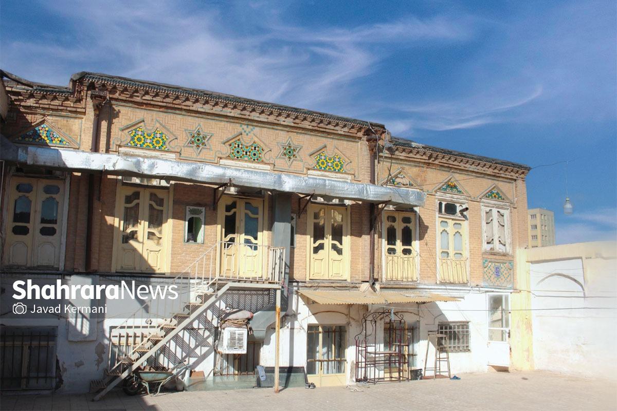 توسعه سریع و نامتوازن پروژه‌های شهری، سوداگری زمین و مستغلات، آلودگی شدید هوا، افزایش ریزگرد‌ها و بی توجهی شهروندان به بنا‌های تاریخی، از مهم‌ترین عواملی هستند که آثار تاریخی را با سرعت زیادی به سوی تخریب پیش می‌برند.