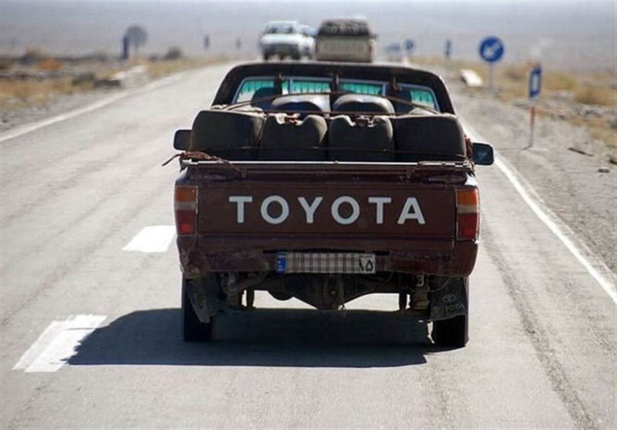 نماینده مردم چابهار در مجلس شورای اسلامی خواستار برخورد قاطع با قاچاقچیان سوختی شد که روزانه ۲۰ میلیون لیتر قاچاق دارند و گفت: نباید صرفاً با سوخت‌بران جزء برخورد شود.