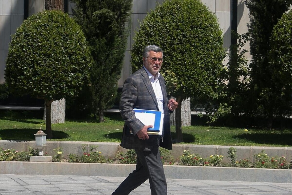 وزیر بهداشت گفت: قطعا تحریم‌ها اثر می‌گذارد و مخصوصاً در مبادلات ارزی ما مشکلاتی ایجاد می‌کند، اما الان در مجموع شرایط ما از یکسال قبل بهتر است.