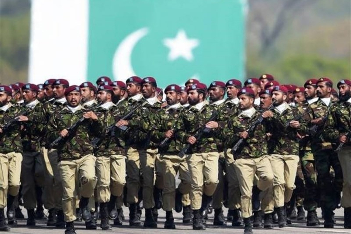 وزیر دفاع پاکستان گفت که تصمیم درباره اعزام نیرو‌های پاکستانی به غزه به عنوان بخشی از یک نیروی بین‌المللی برای ایجاد ثبات تحت توافق صلح با میانجیگری آمریکا «در حال انجام» بوده و هنوز نهایی نشده است.