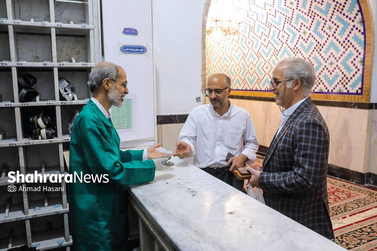 بزرگ‌تر‌ها و پیشکسوت‌های کفشدار در این ازدحام و شلوغی بعد از نماز با سعه‌صدر و گاه شوخی و مزاحی، معطلی دریافت کفش را سعی می‌کنند به شیرینی خاطره‌ای تبدیل کنند.