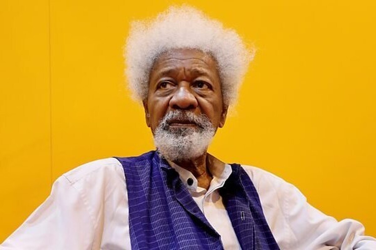 وله سوینکا، نویسندۀ برجسته نیجریه‌ای و برندۀ جایزه نوبل ادبیات، اعلام کرد که دولت ایالات متحده ویزای او را باطل کرده است.