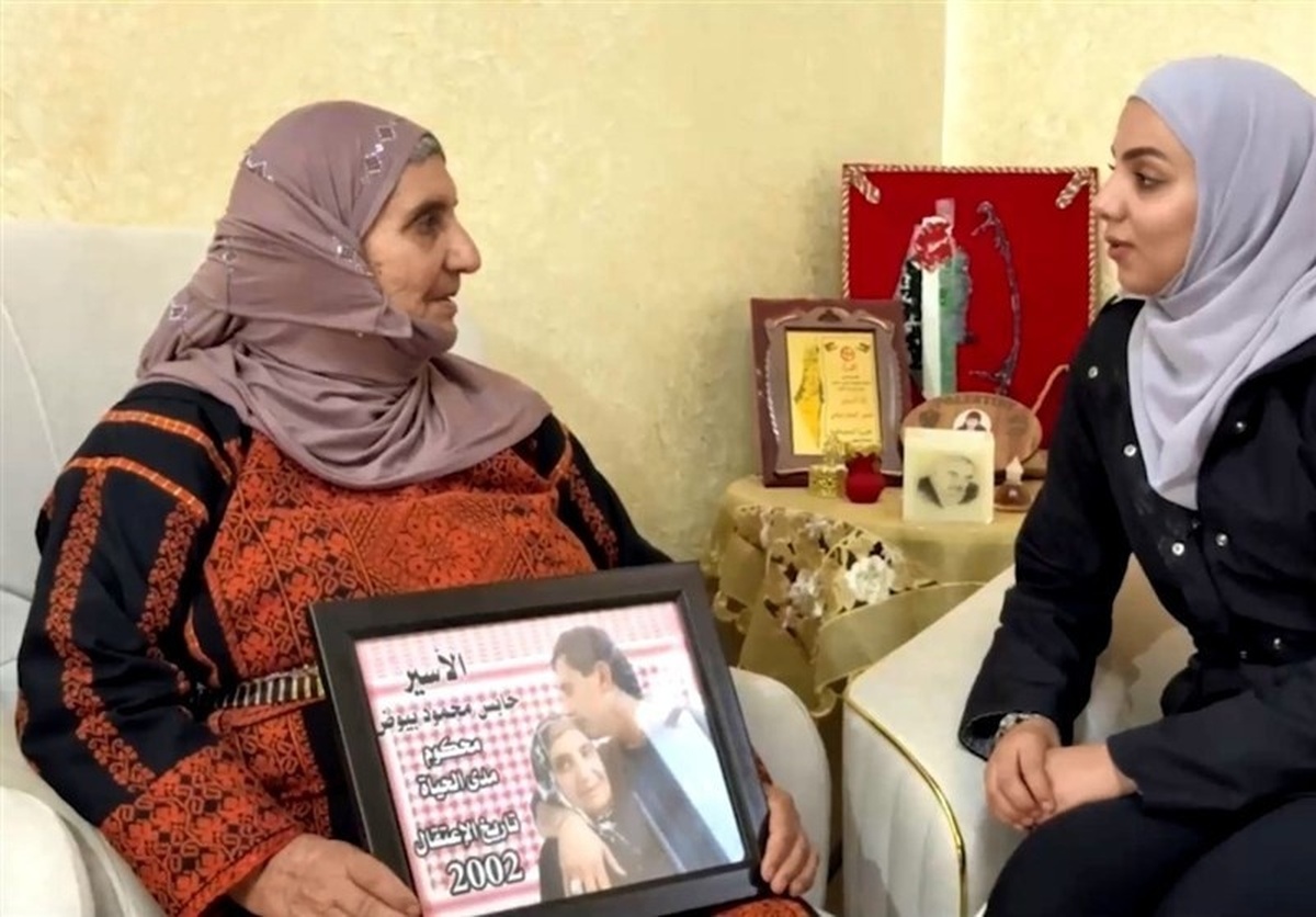 با وجود آزادی «حابس بیوض» آزاده فلسطینی از زندان‌های رژیم صهیونیستی پس از ۳۴ سال، صهیونیست‌ها علاوه بر تبعید وی به مصر، مانع از سفر همه اعضای خانواده وی به خارج از اراضی اشغالی برای دیدار با او شدند.