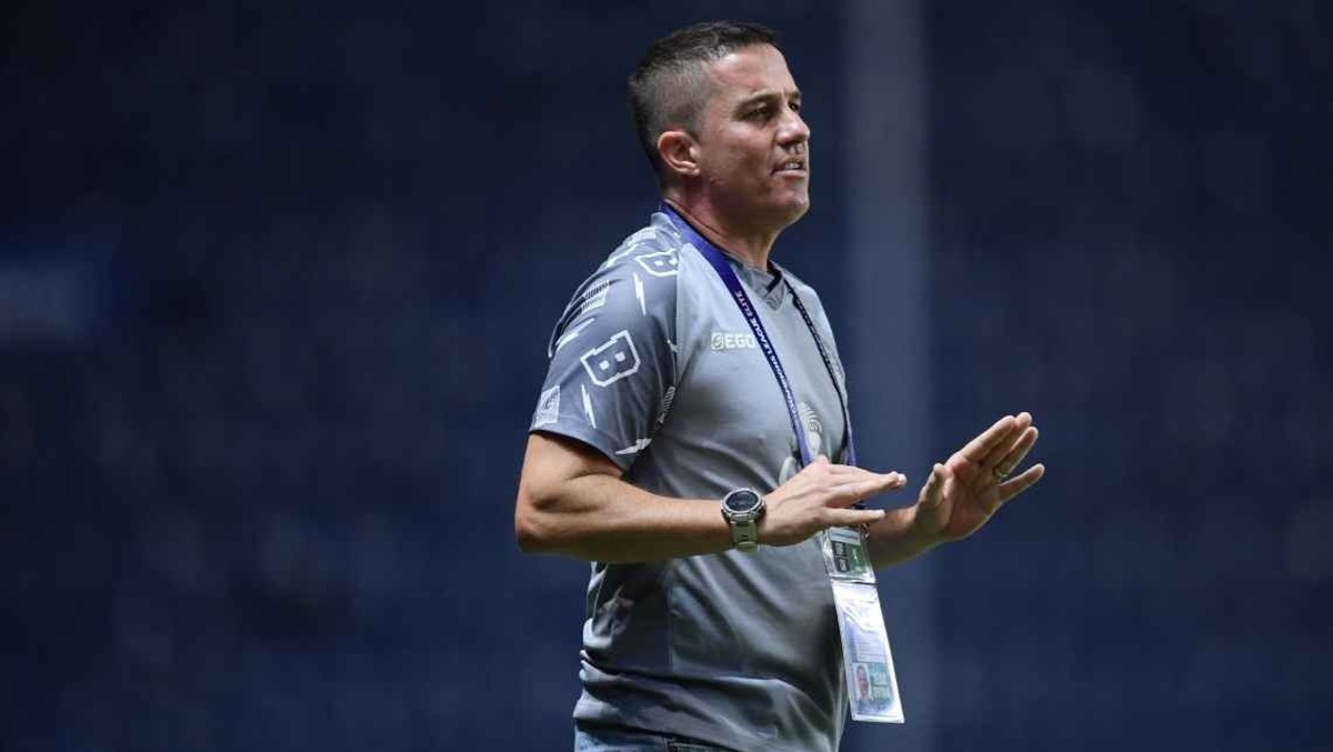 سرمربی جدید پرسپولیس تأکید کرد که فعلاً صحبتی با بازیکنان این تیم ندارد.