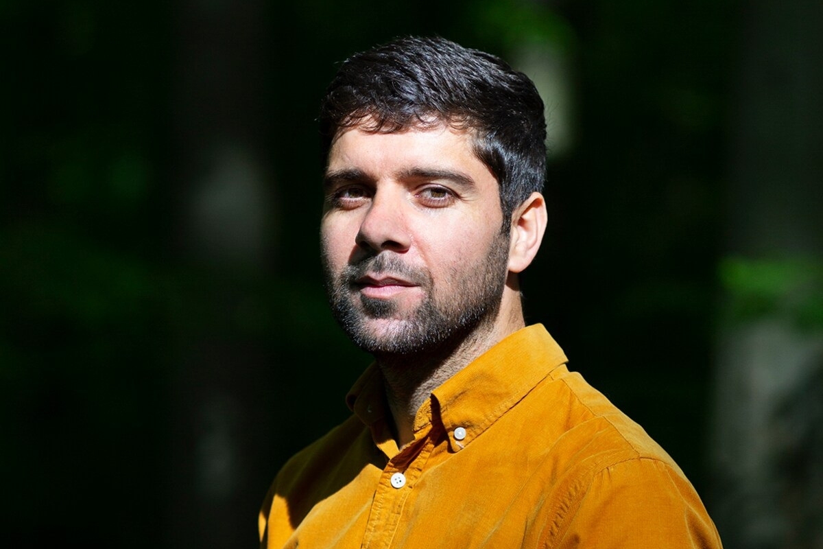 انوش دستگیر، سرمربی افغان‌الاصل تیم زیر ۱۸ سال فوتبال هلند، از مسیر پر فراز و نشیب خود در دنیای فوتبال، تجربه مربیگری در افغانستان و هلند و آرزوهایش برای آینده فوتبال در کشور زادگاهش سخن گفت.