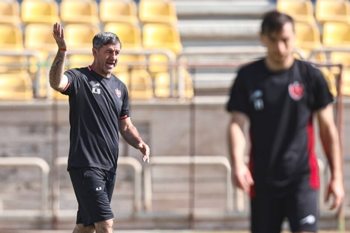 تیم فوتبال پرسپولیس در دیدار حساس و اولین بازی بعد از برکناری وحید هاشمیان رو در روی تیم آماده، پرستاره و تهاجمی تراکتور قرار خواهد گرفت.