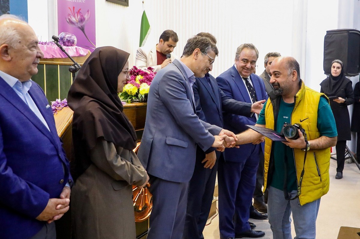 دبیر اجرایی جشنواره ملی عکس زعفران گفت: از مجموع ۹۲۹ اثر از ۱۱۲ عکاس از ۲۰ استان و ۳۴ شهرستان، در نهایت سه اثر در سطح منتخب و سه اثر در سطح قابل‌تقدیر، شناخته و معرفی شدند و از صاحبان آن‌ها تجلیل شد.