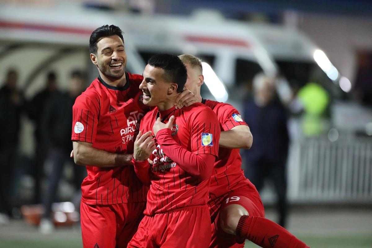 امیرحسین حسین‌زاده که فصل پیش، آقای‌‌گل لیگ برتر شد، در فصل بیست‌وپنجم نیز مدعی جدی کسب عنوان آقای‌گلی است.