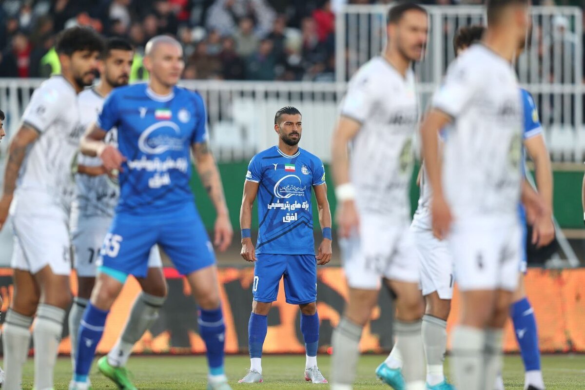 استقلال موفق شد با غلبه بر نماینده اراک، در صدر جدول باقی بماند.