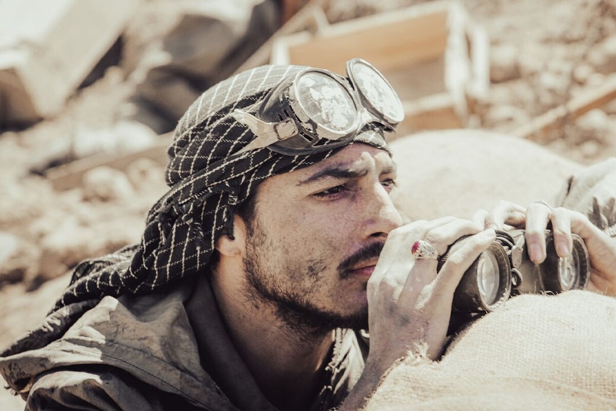 فیلم سینمایی «مجنون» که روایت عملیات خیبر و شهیدان زین‌الدین را دارد، با عبور از مرز فروش ۸ میلیارد تومان، پوستر تازه‌ای را معرفی کرد.