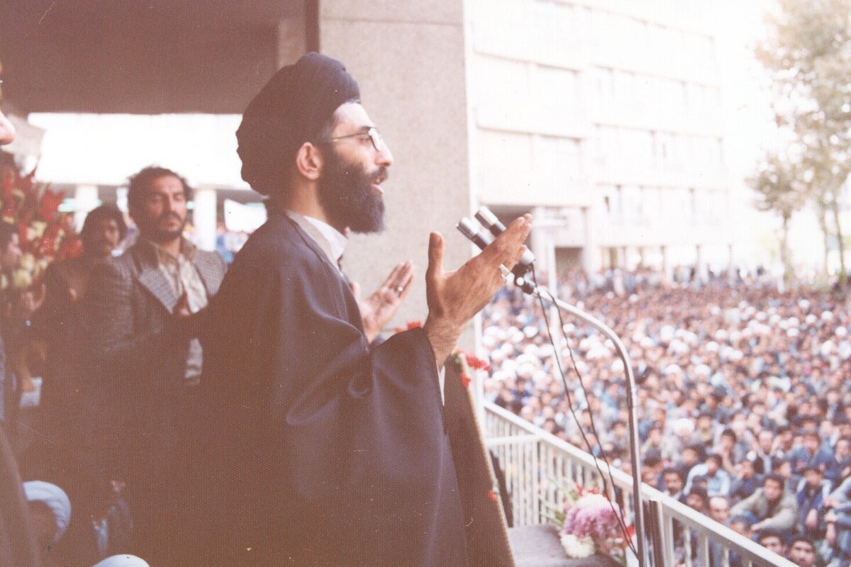 آبان ۵۷ در تقویم تاریخ مشهد یک برگ زرین از دفتر پیروزی انقلاب است، یک بیمارستان، به مرکز تجمعات ۲۰ هزار نفری تبدیل شد و حمایت مراجع و پیوستن فرهنگیان، اعتصاب را به نقطه‌ای رساند که گاز اشک‌آور مأموران امنیتی دیگر اثری نداشت.